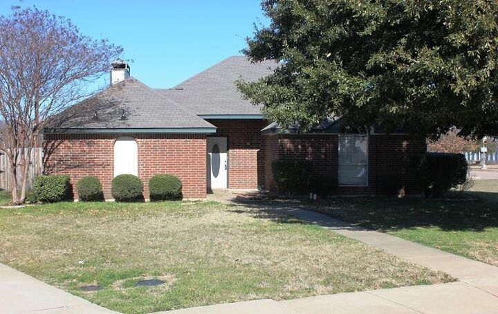 Property Photo: 1303 S 5th Street TX 76065