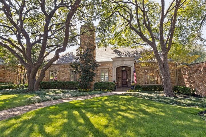 Property Photo: 10 Saint Laurent Place TX 75225