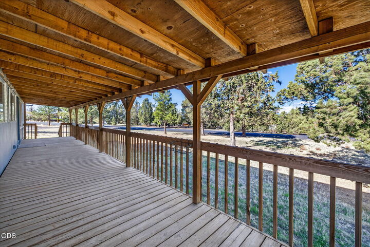 Property Photo: 1384 SE Akins Drive OR 97754