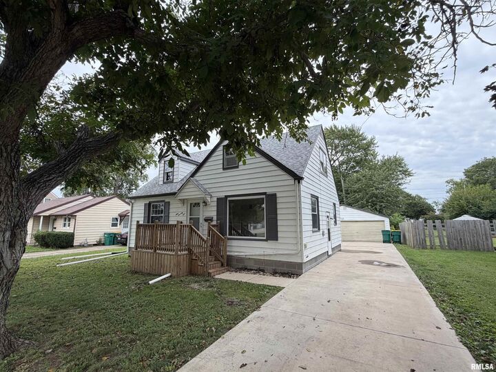 Property Photo: 971 S Farnham Street IL 61401