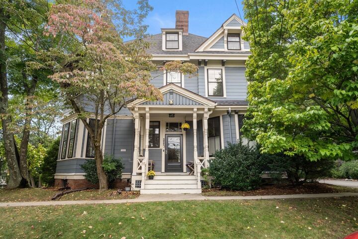 Property Photo:  105 Pleasant St 2  MA 02476 