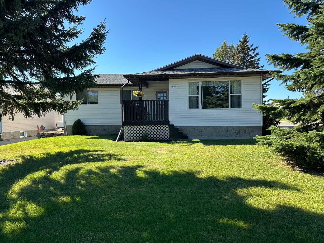 Property Photo:  301 Westhill Close  AB T0M 0W0 