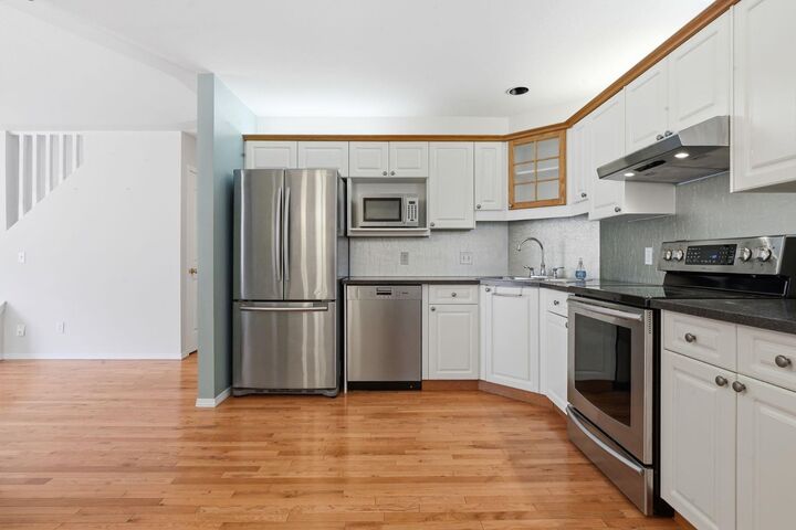 Property Photo:  1925 35 Street SW 2  AB T3E 2X4 