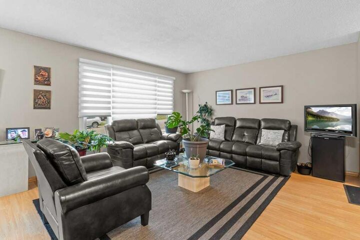 Property Photo:  46 Meadowview Close  AB T4S 1H9 