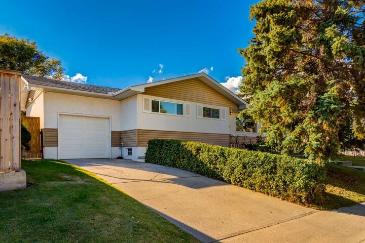 Property Photo:  2835 43 Street SW  AB T2E 3N8 