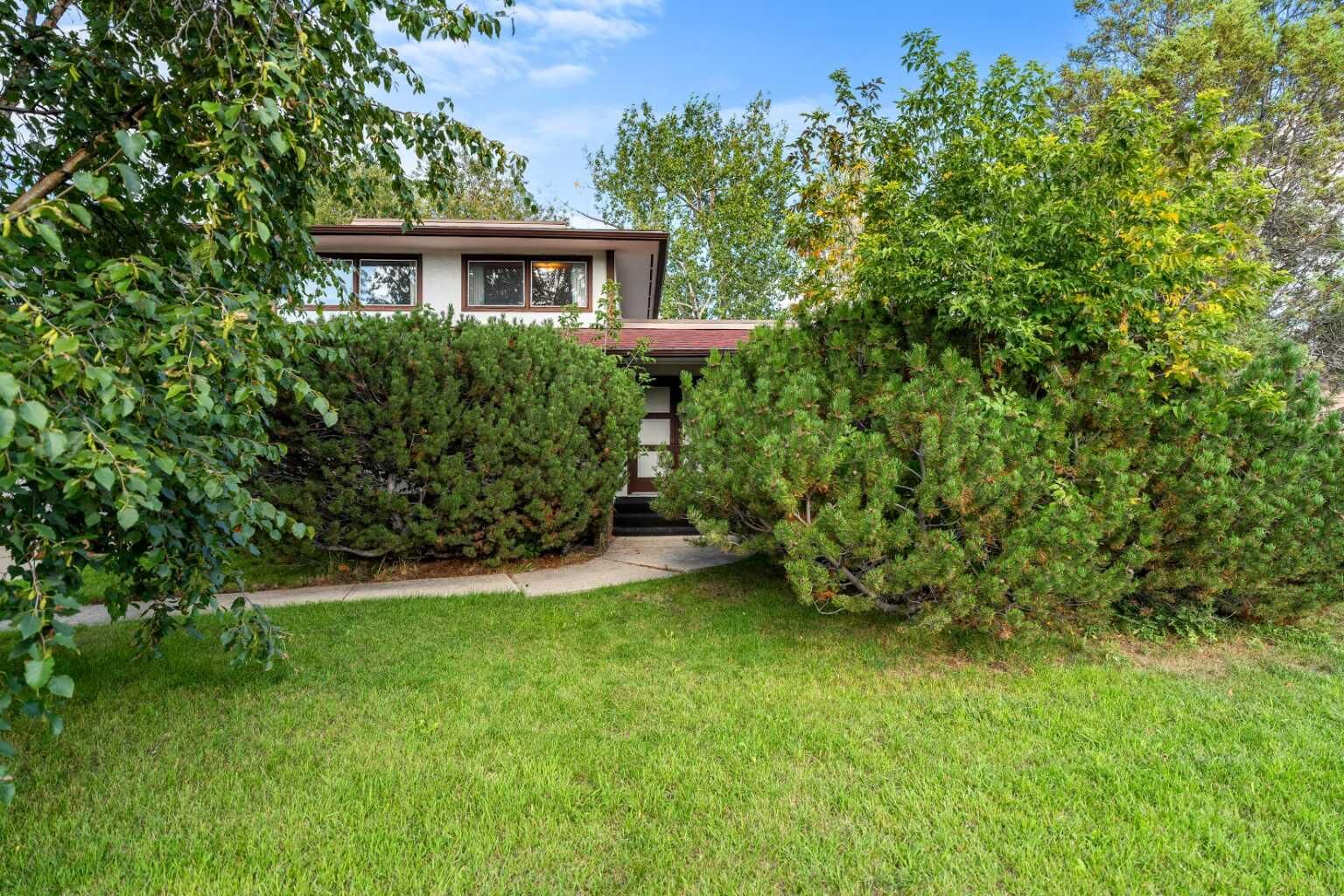 Property Photo:  24 Mapleglade Close SE  AB T2J 2G9 