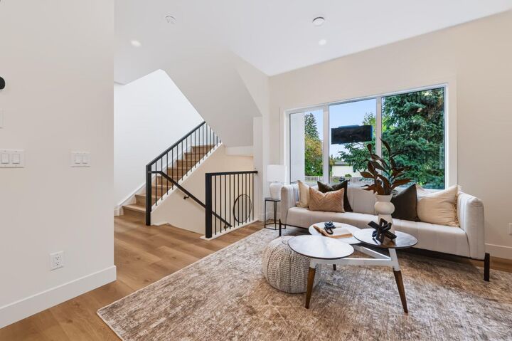 Property Photo:  1903B 17 Street NW  AB T2M 5B4 