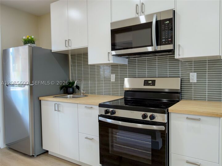 Property Photo: 2949 Point East Dr B304 FL 33160