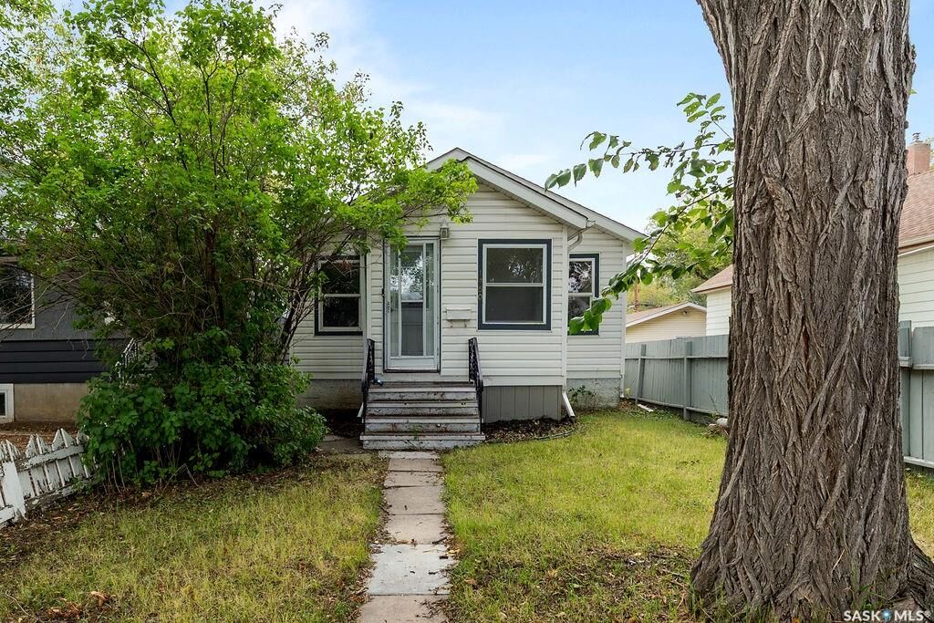 Property Photo:  1450 Royal Street  SK S4T 5A3 