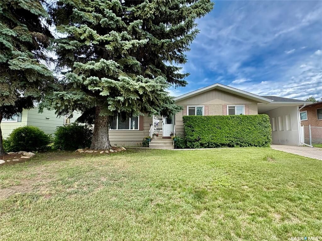 Property Photo:  10 Mackie Crescent  SK S7L 3V3 