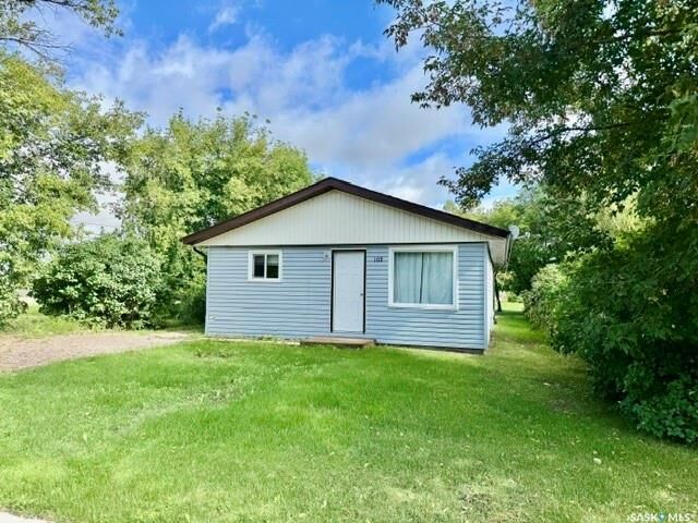 Property Photo:  102 1st Street SW  SK S0K 4V0 