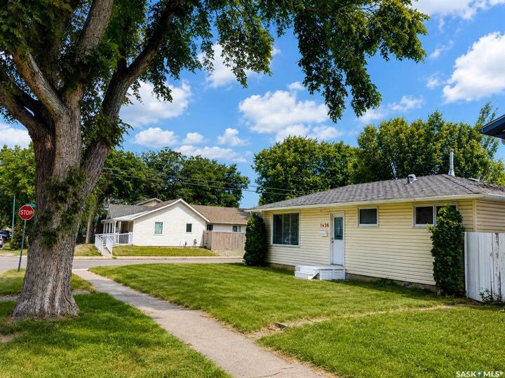 Property Photo:  1438 D Avenue N  SK S7L 1P4 
