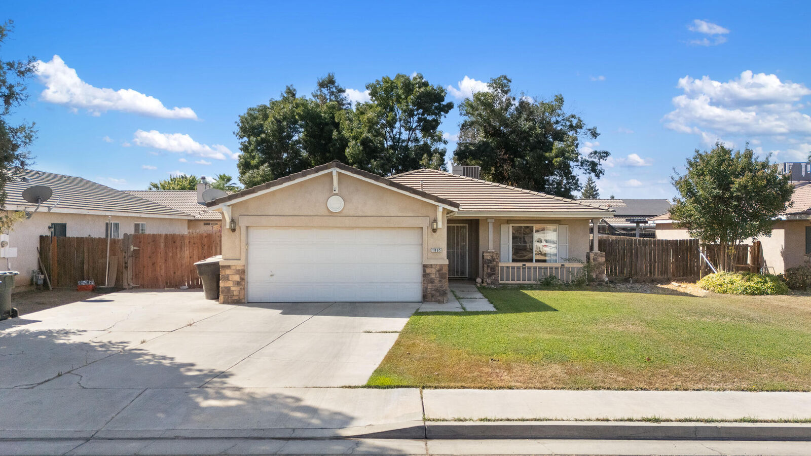 Property Photo: 1865 La Vida Avenue CA 93257