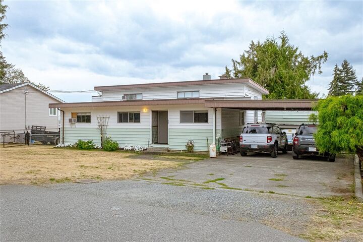 Property Photo:  425 Belaire St  BC V9G 1A5 