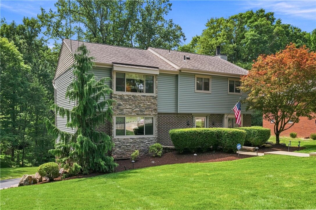 Property Photo: 1364 Hillsdale Drive PA 15146