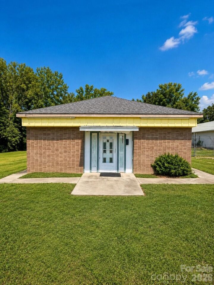 Property Photo:  731 S Market Street  SC 29720 