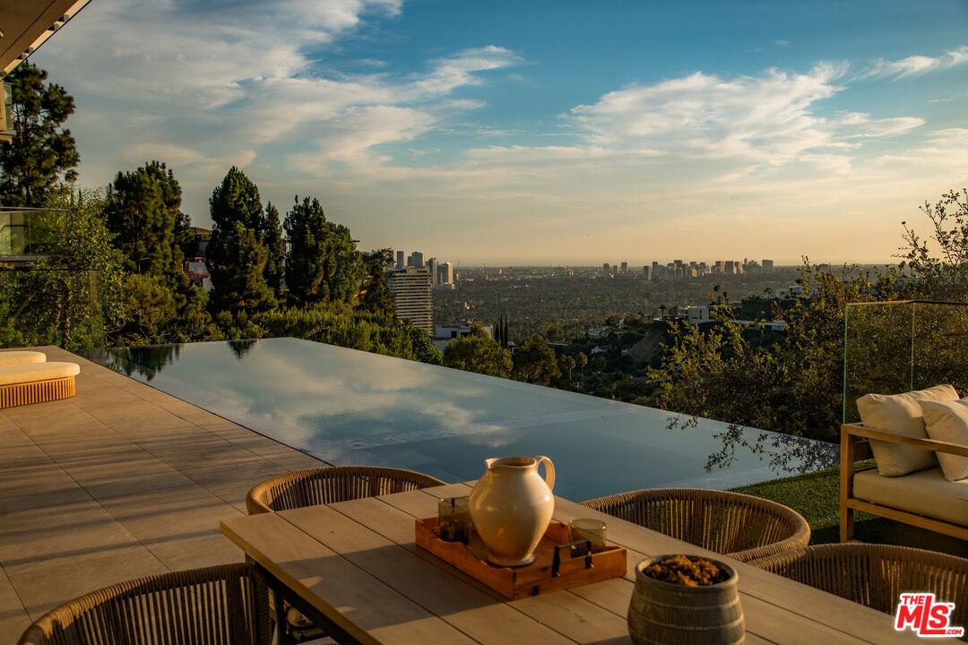 Property Photo:  1511 Skylark Ln  CA 90069 
