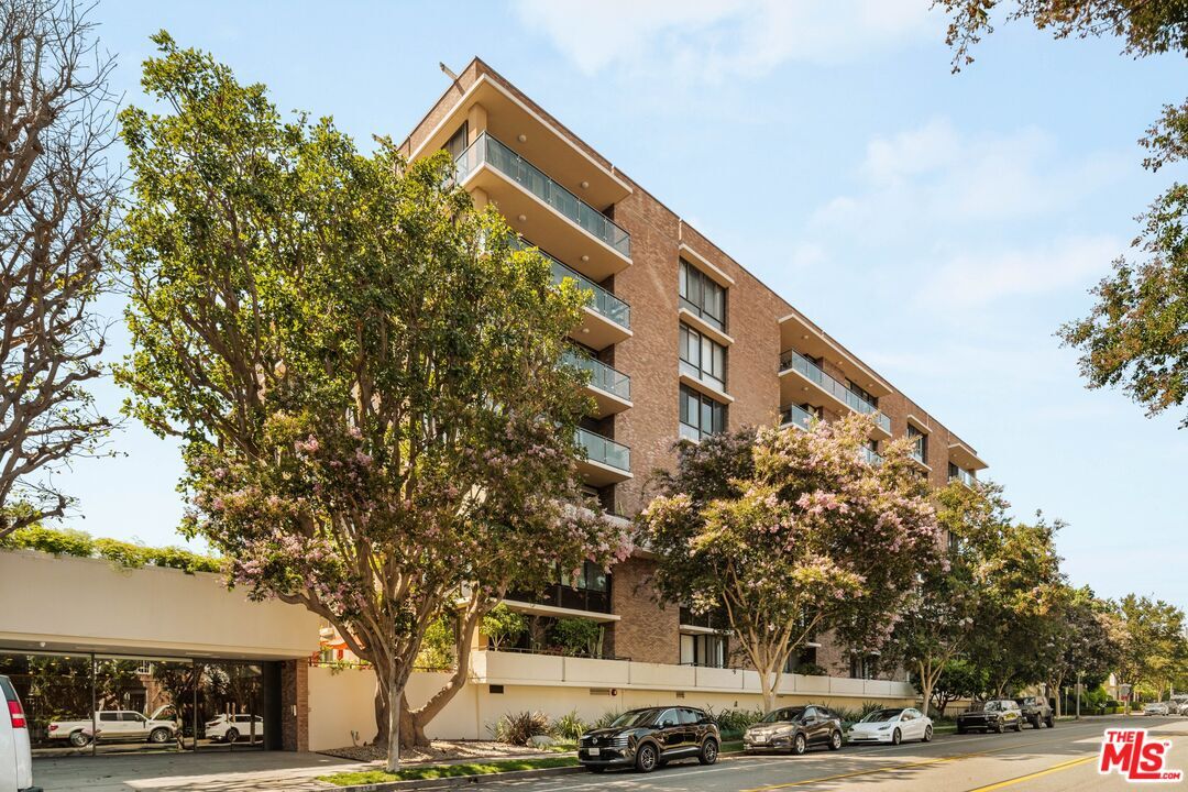 Property Photo: 211 S Spalding Dr, Unit 107S CA 90212