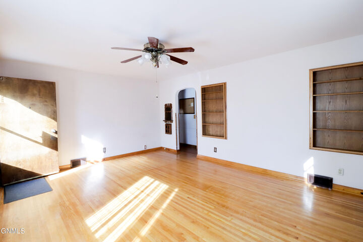Property Photo:  204 11th Avenue NW  ND 58554 
