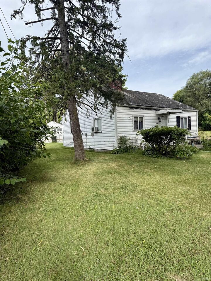 Property Photo:  1109 Fremont Street  IN 46628-1918 