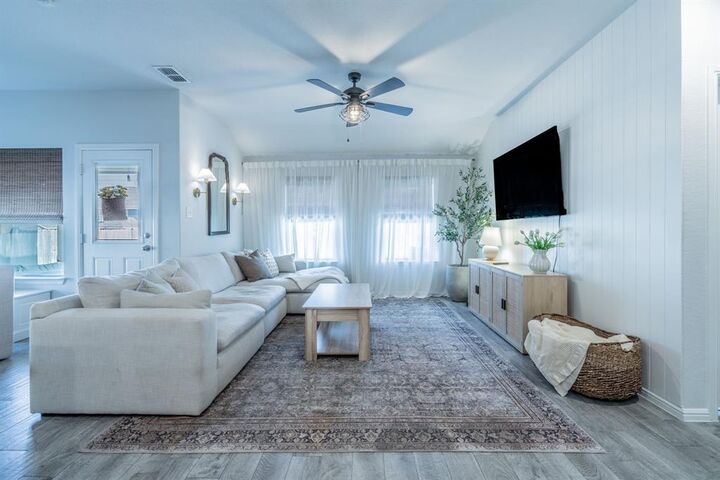 Property Photo:  412 Foxhunter Street  TX 76131 