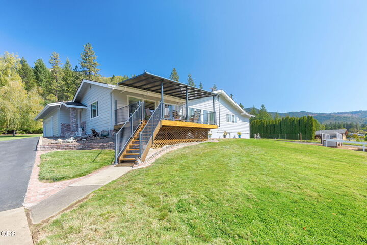 Property Photo:  7695 N Applegate Road  OR 97527 