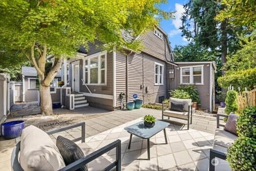 Property Photo:  324  27th Avenue E  WA 98112 