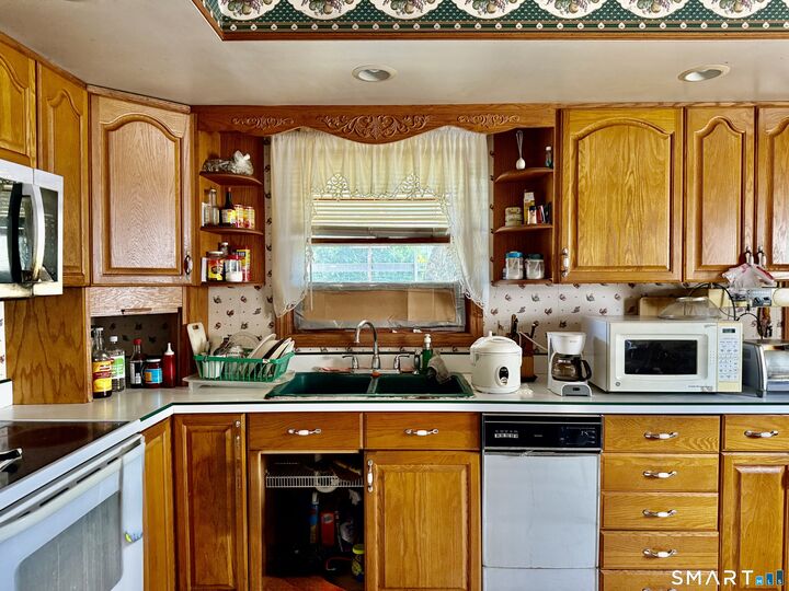 Property Photo:  370 Kent Avenue  CT 06610 