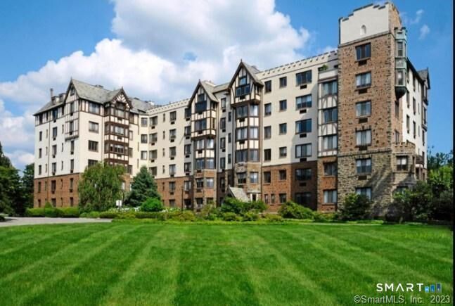 Property Photo:  47 Lafayette Place 2G  CT 06830 