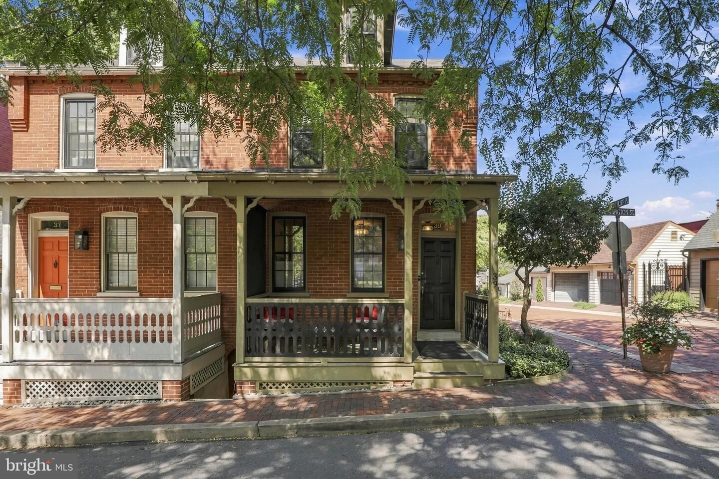 Property Photo:  