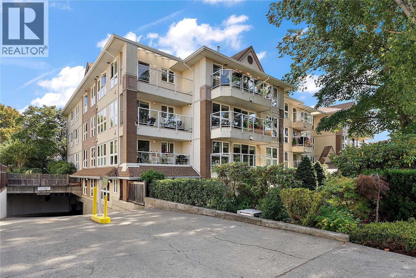 Property Photo: 1501 Richmond Avenue 204 BC V8R 4P7