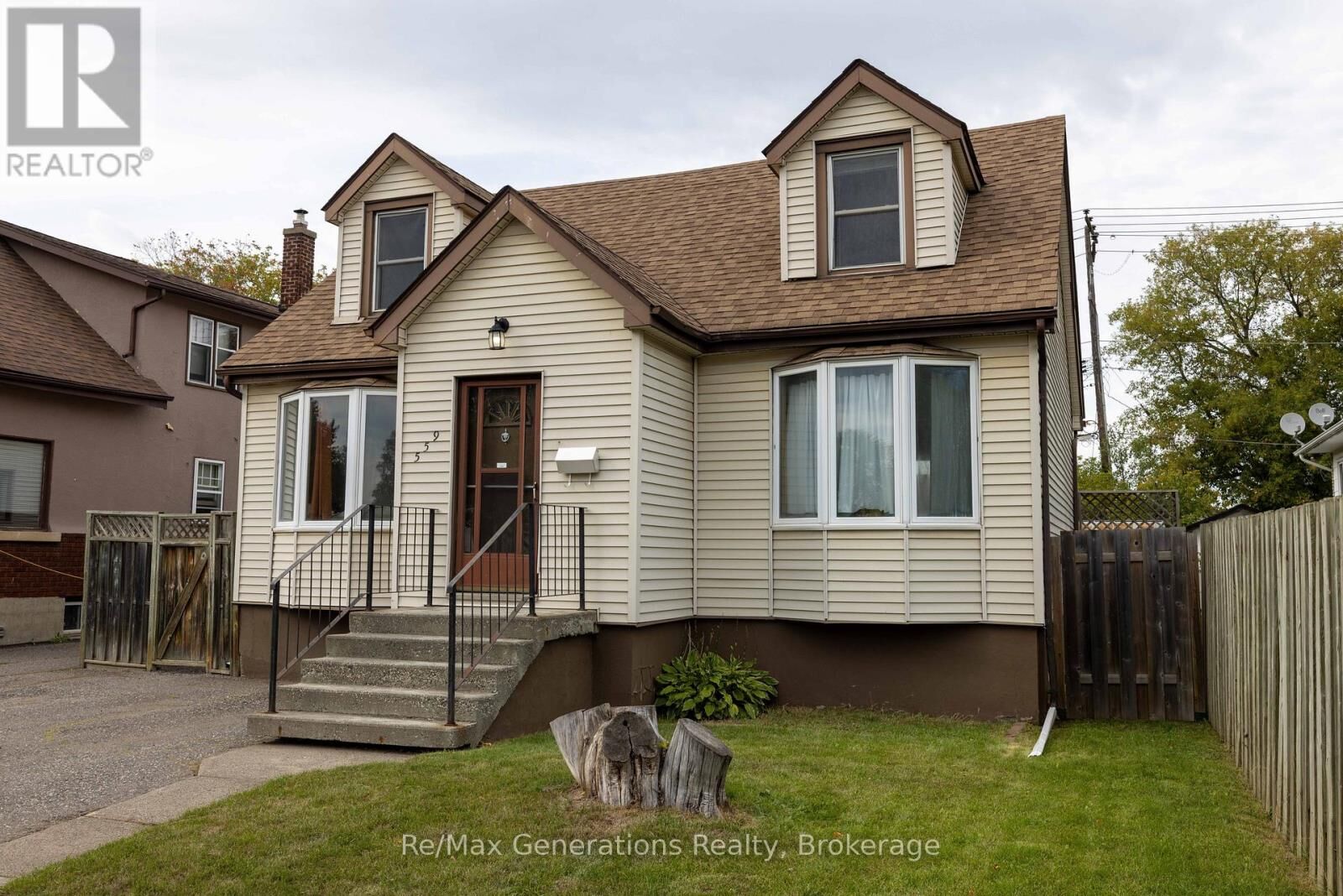 Property Photo:  559 Empire Avenue East  ON P7E 4S9 