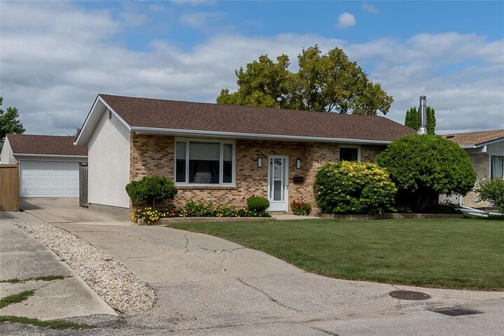 Property Photo:  107 Thunder Bay  MB R2M 4S1 