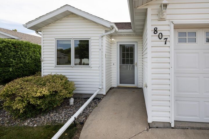 Property Photo:  807 Morningside Drive  ND 58012 