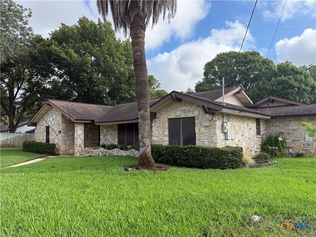 Property Photo: 212 S 4th Street TX 78160