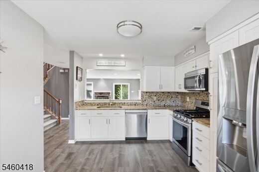 Property Photo:  5 Heatherwood Ct  NJ 07866 
