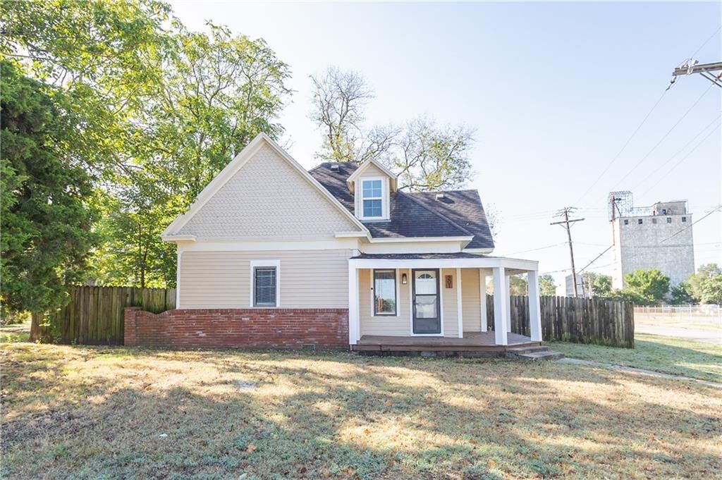 Property Photo:  201 E 4th Street  KS 67335 