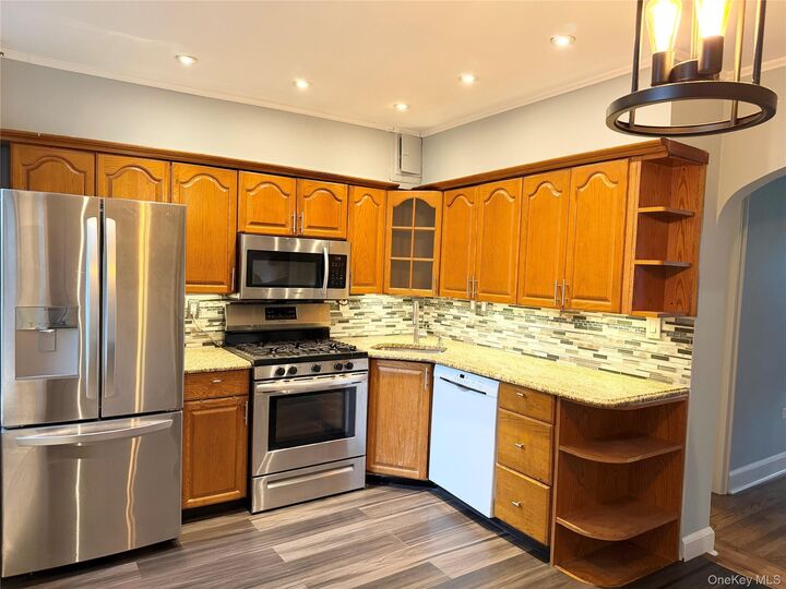 Property Photo:  412C Larchmont Acres West 2C  NY 10538 