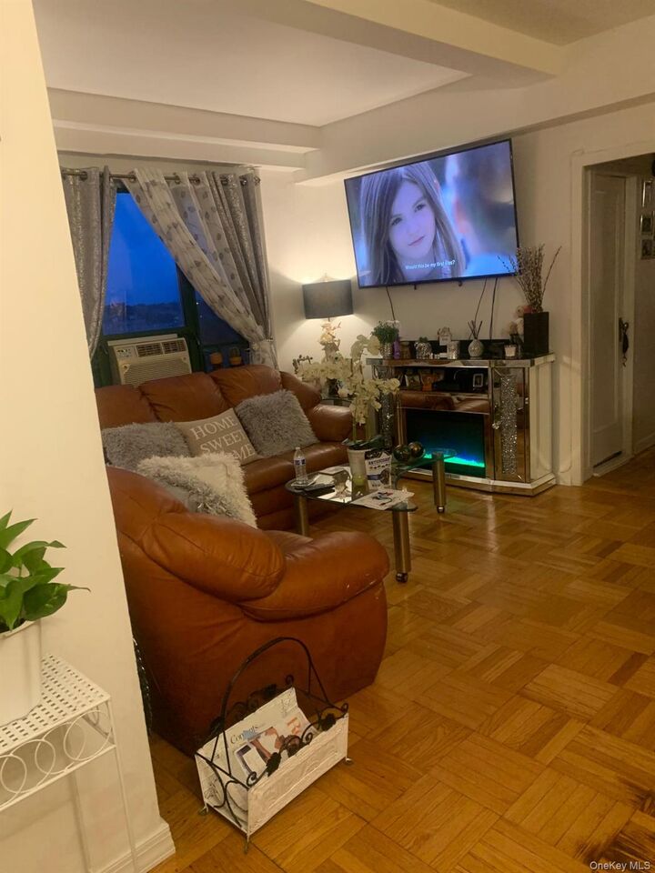 Property Photo:  1700 Metropolitan Avenue 6D  NY 10462 