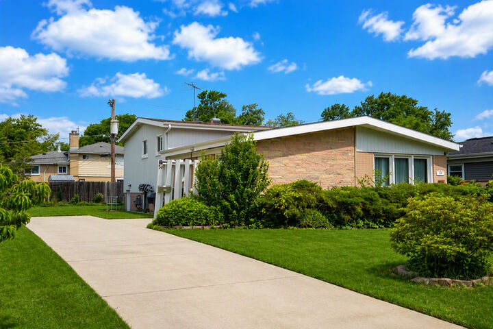 Property Photo:  54 Fernwood Drive  IL 60025 
