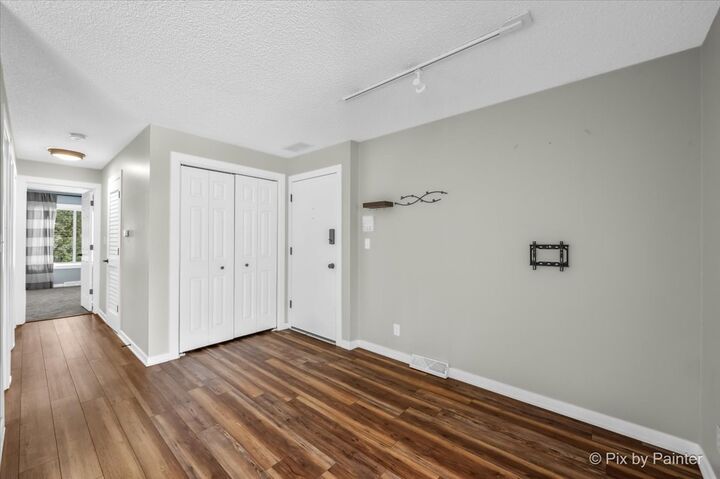 Property Photo: 1511 Longwood Drive 1511 IL 60178