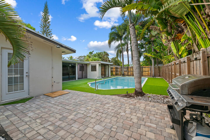 Property Photo:  3024 NE 2nd Terrace  FL 33334 