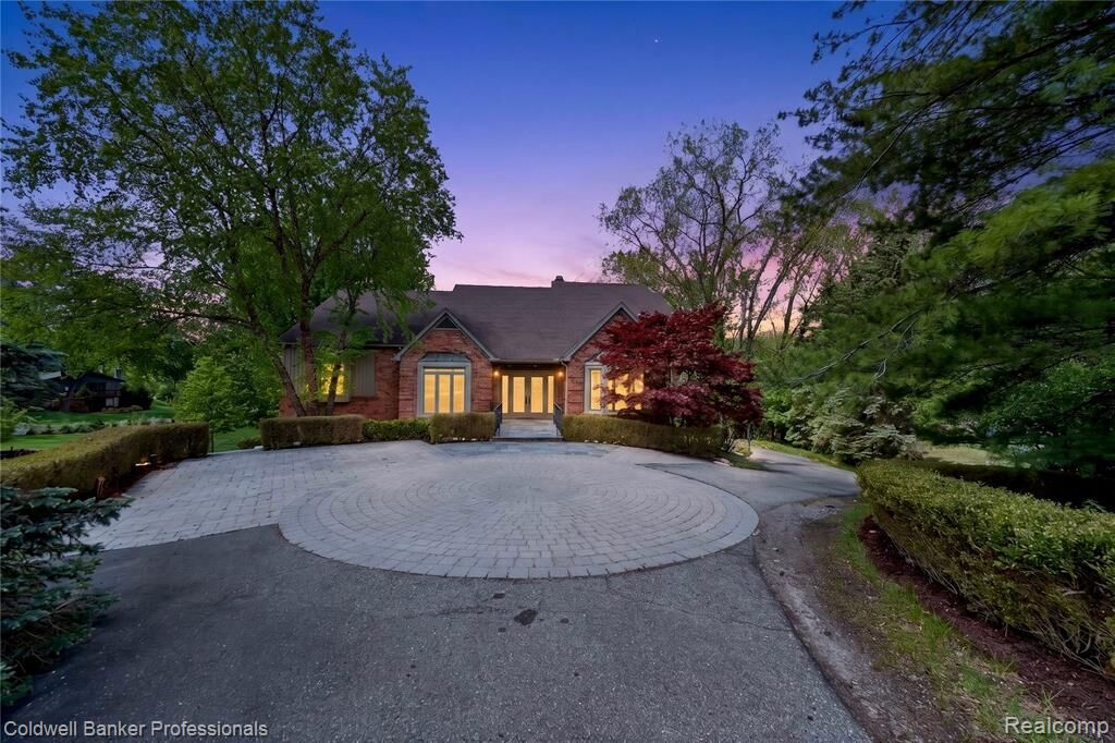 Property Photo:  2076 Shore Hill Court  MI 48323 