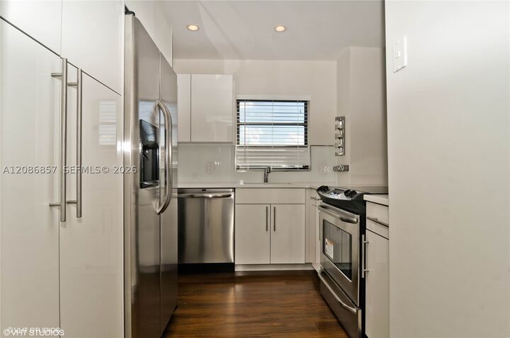 Property Photo:  1617 Jefferson Ave 404  FL 33139 