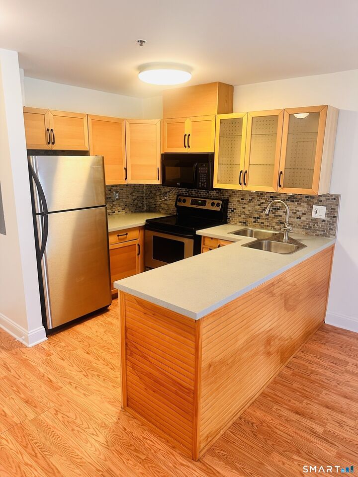 Property Photo: 104 North Street 401 CT 06902