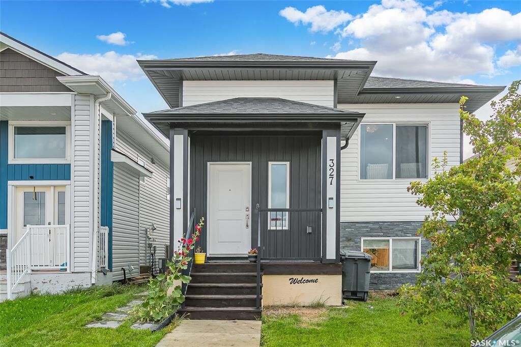 Property Photo:  327 McArthur Crescent  SK S7L 6X2 