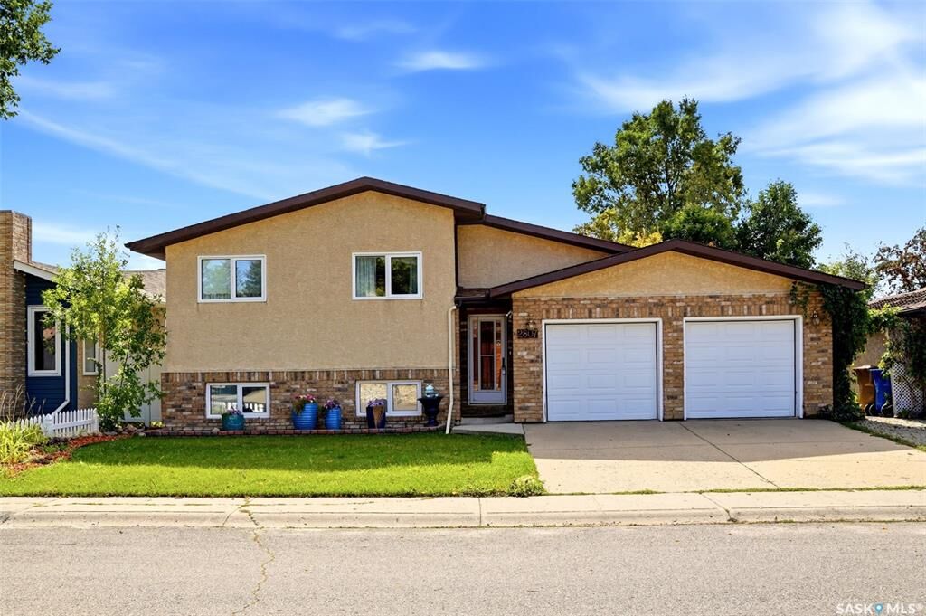 Property Photo: 2807 Howell Drive E SK S4N 6G1