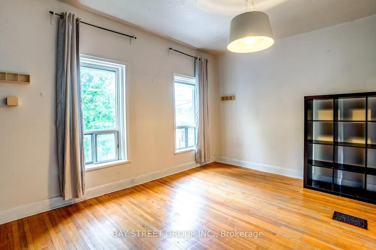 Property Photo:  66 Euclid Avenue 2nd Floor  ON M6J 2J9 