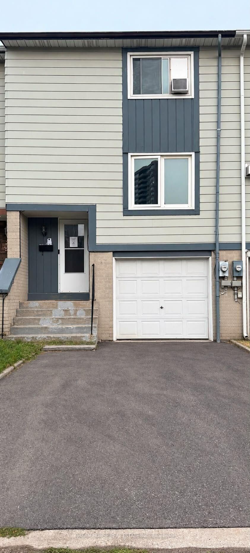 Property Photo: 40 Hoskins Square ON L6S 2N6