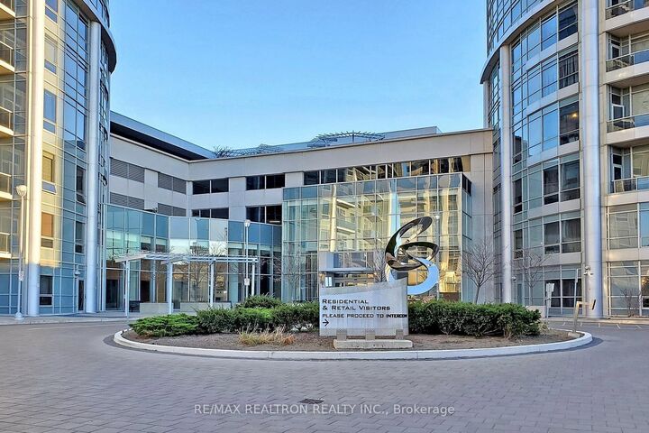 Property Photo:  125 Village Green Square 911  ON M1S 0G3 
